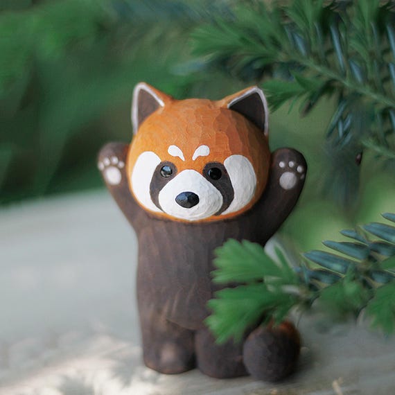 手彫りの木製レッサーパンダのオーナメント：素朴なデスク 