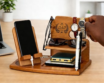 Personalisierte Holz Dockingstation: Schreibtischaufbewahrung mit Gravur, Telefonständer, Schreibtischzubehör, individuelles Organizer Geschenk, Geschenke für Männer