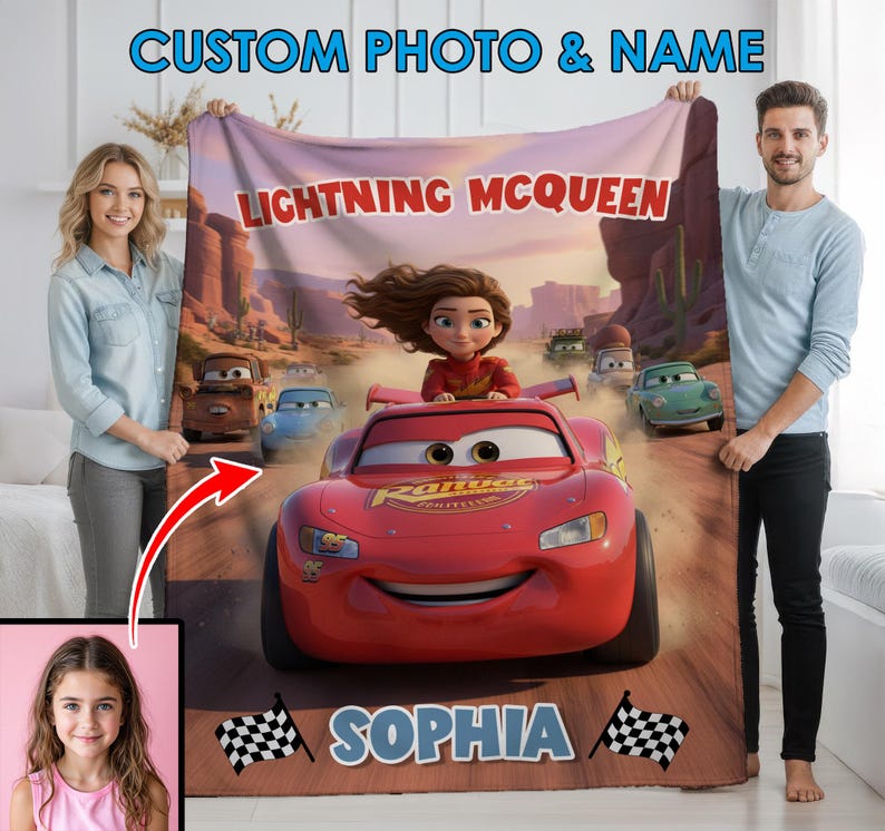 Może przedstawiać: Spersonalizowany koc z Zygzakiem McQueen z filmu Auta. Koc ma czerwony wz&oacute;r samochodu wyścigowego z imieniem "Sophia" i tekstem "Lightning McQueen". Tło przedstawia pustynny krajobraz.