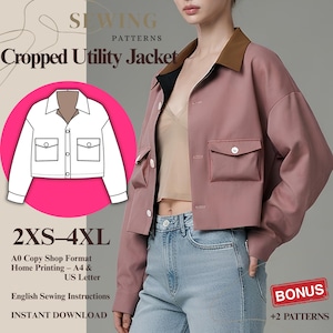 Peut inclure: Une veste utilitaire courte rose poudré avec un col marron, des manches longues et deux poches avant à rabat boutonné. L'image contient le texte SEWING PATTERNS Cropped Utility Jacket, 2XS-4XL, A0 Copy Shop Format, Home Printing – A4 & US Letter, English Sewing Instructions, INSTANT DOWNLOAD, et BONUS +2 PATTERNS.
