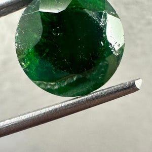 Garnet Demantoid Grossulare Garnet Faceted Round Shape Horsetail Inclusion Top color Gem quality Garnet 8.4MM size 3.2 carat weight