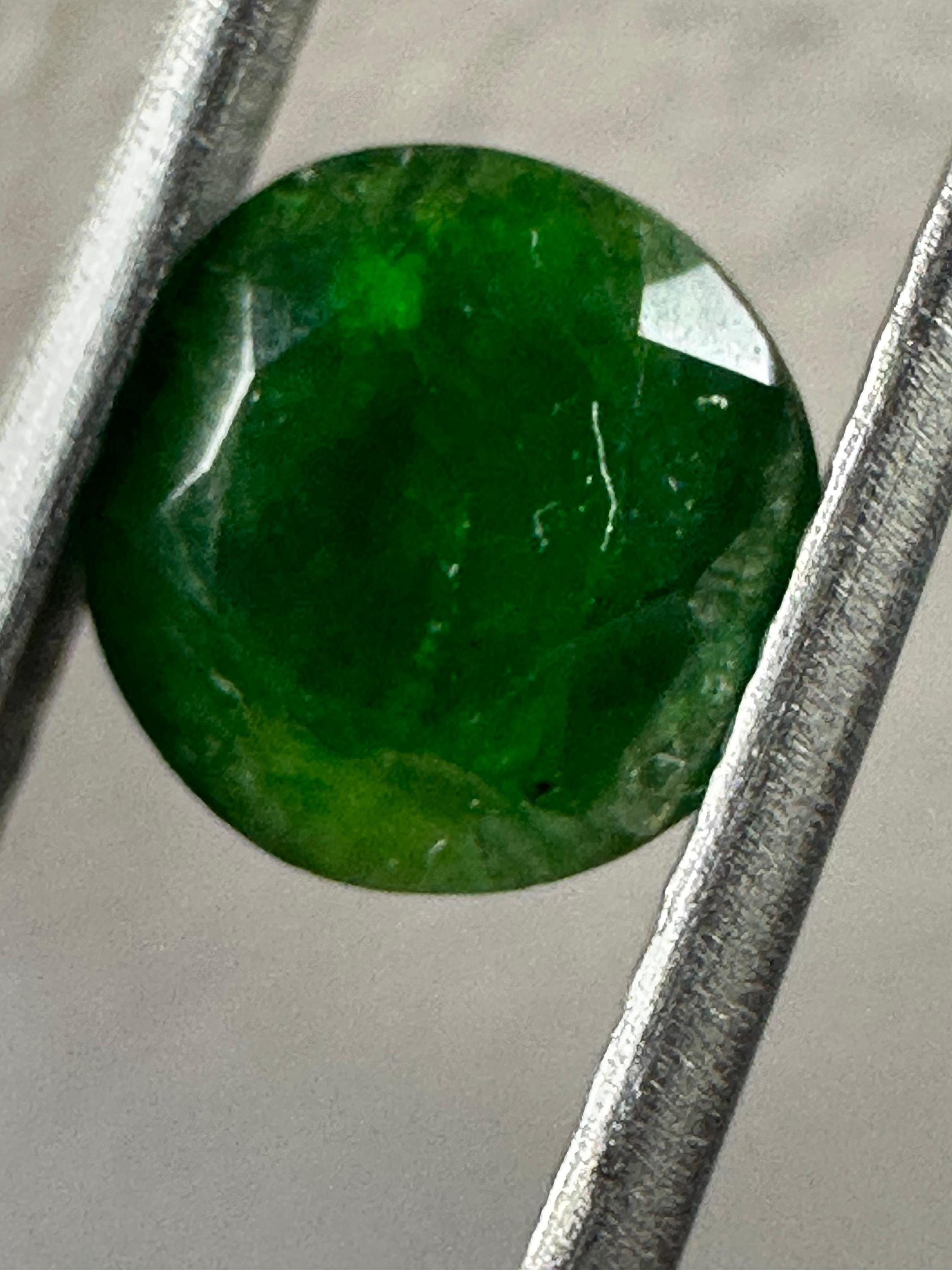 デマントイドガーネット宝石：鮮やかなグリーンのファセットカット