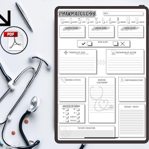 Peut inclure: Une feuille d'étude de pharmacologie avec des sections pour le nom générique, le nom de marque, la classe de médicaments, les utilisations thérapeutiques, les effets indésirables, etc. Un stéthoscope, un stylo et une tasse de café sont également visibles.