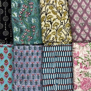 Handbedrukte katoenen stof met bloemenprint, handgemaakt Indiaas textiel, boho-stof op maat gesneden.
