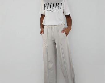 Elegant sweatpants with wide legs and pockets, women's, sporty, with a crease