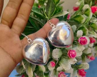 Pendientes de corazón hinchado de plata de ley 925 / Pendientes colgantes pulidos hechos a mano / Joyería minimalista / Regalo para ella
