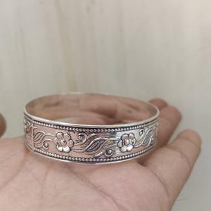 Blumen Armreif aus oxidiertem Sterlingsilber: Vintage-Armband mit Gravur
