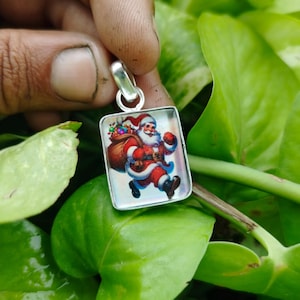 Vintage Santa Claus Pendant Necklace: Festive Holiday Charm