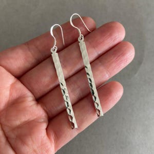 Hamrade örhängen i sterlingsilver: Minimalistiska hängande smycken