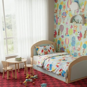 Puede incluir: Dormitorio infantil con una alfombra roja a cuadros, una cama de madera con un edredón con temática de cohetes y una mesa pequeña con sillas. El papel pintado presenta globos aerostáticos de colores y personajes caprichosos. Un oso de peluche azul está en el suelo.