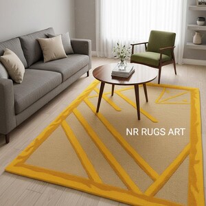 Puede incluir: Una alfombra rectangular con un diseño geométrico en amarillo y beige. La alfombra presenta un borde amarillo y formas geométricas amarillas. El texto "NR RUGS ART" es visible en la alfombra.