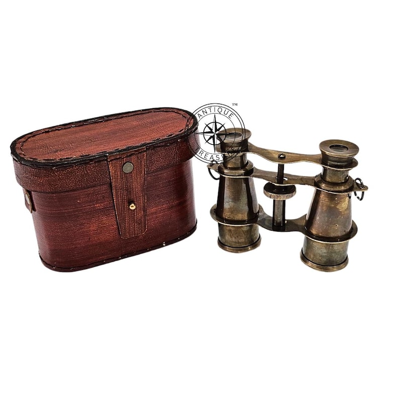 K&ouml;nnte beinhalten: Antike Operngl&auml;ser aus Messing mit einem braunen Lederetui. Das Fernglas hat ein klassisches Design mit einstellbarem Fokus. Das ovale Etui hat eine gen&auml;hte Bord&uuml;re und einen Knopfverschluss.