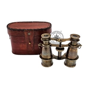 K&ouml;nnte beinhalten: Antike Operngl&auml;ser aus Messing mit einer braunen Ledertragetasche. Das Fernglas hat ein zentrales Fokusrad und ein klassisches, vintage Design. Die ovale Tasche hat einen Knopfverschluss. Das Bild enth&auml;lt den Text "Antique Treasure".
