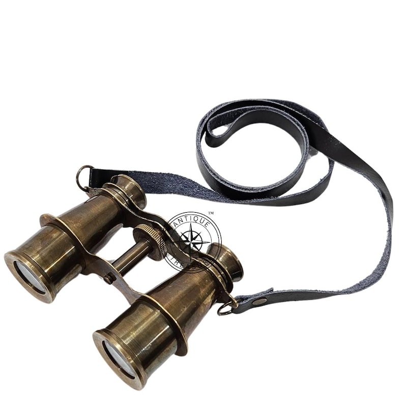 K&ouml;nnte beinhalten: Antikes Messingfernglas mit schwarzem Lederriemen. Das Fernglas hat ein klassisches Design mit einem Fokus-Einstellrad und eignet sich f&uuml;r nautische oder Vintage-Dekorationen.