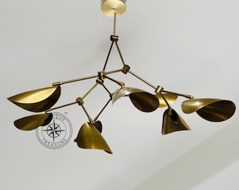Lámpara de techo ajustable de latón estilo moderno de mediados de siglo con 8 luces.