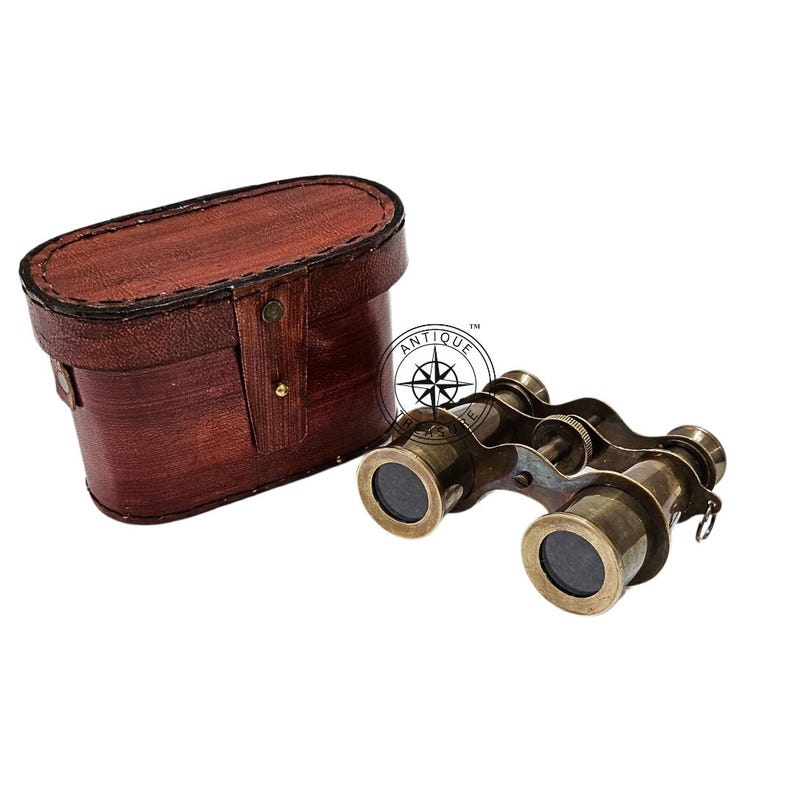 K&ouml;nnte beinhalten: Antikes Messingfernglas mit braunem Lederetui. Das Fernglas hat ein klassisches Design mit einstellbarem Fokus. Das Etui ist oval geformt mit einem Klappdeckel und einem kleinen Verschluss.