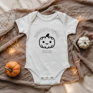 Halloween Baby Body personalisierbar, Erstes Halloween Outfit für Jungen und Mädchen, Kürbis Design mit Name, Geschenkidee zur Geburt