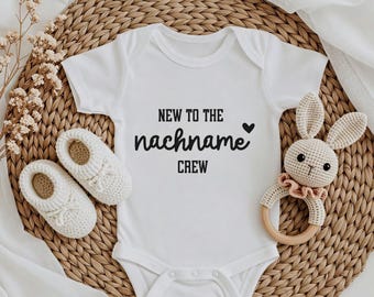 Personalisierter Babybody mit Familienname, New to the Crew, Geschenk zur Geburt, Baby Geschenk, Familien Outfit, Geschenk Babyparty