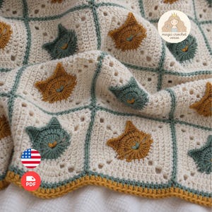 Peut inclure: Une couverture en crochet couleur crème avec un motif répétitif de visages de chats en jaune moutarde et bleu sarcelle. Chaque carré est bordé de fil bleu sarcelle et le bord de la couverture est fini avec une bordure jaune moutarde. Logo inclus.