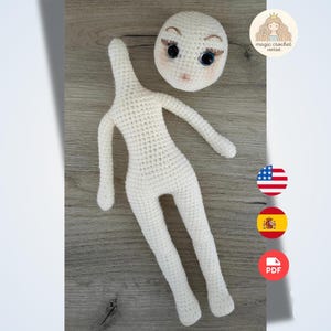 Peut inclure: Un corps et une tête de poupée crochetés en fil blanc cassé. La tête de la poupée a des traits de visage peints, dont des yeux bleus et des joues roses. Le corps est en position debout, les bras tendus. L'image comprend le texte "magic crochet verse".