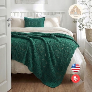 Pode incluir: Uma manta e uma almofada de crochê verde escuro combinando repousam sobre uma cama com roupa de cama branca. A manta apresenta um padrão floral detalhado. A imagem também inclui um logotipo com o texto "magic crochet verse".