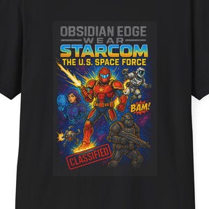 Könnte beinhalten: Schwarzes T-Shirt mit einer farbenfrohen Grafik, die eine futuristische Weltraumschlachtszene darstellt. Das Design enthält den Text "OBSIDIAN EDGE WEAR STARCOM THE U.S. SPACE FORCE" und das Wort "CLASSIFIED". Die Grafik zeigt Soldaten und Roboter.