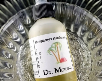 Può includere: Una bottiglia di vetro trasparente con un tappo nero e un'etichetta bianca su cui è scritto "Humphrey's Handmade Beard Oil Dr. Moreau". L'etichetta presenta anche un disegno di palme e un vulcano rosso.