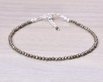 Pulsera de pirita delicada, diminuta pulsera de 2 mm con gema dorada o bronce y relleno de oro o plata esterlina, joyería minimalista apilable.