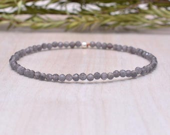 Grå månstenskvarts pärlsträckt armband, ädelstenssmycken