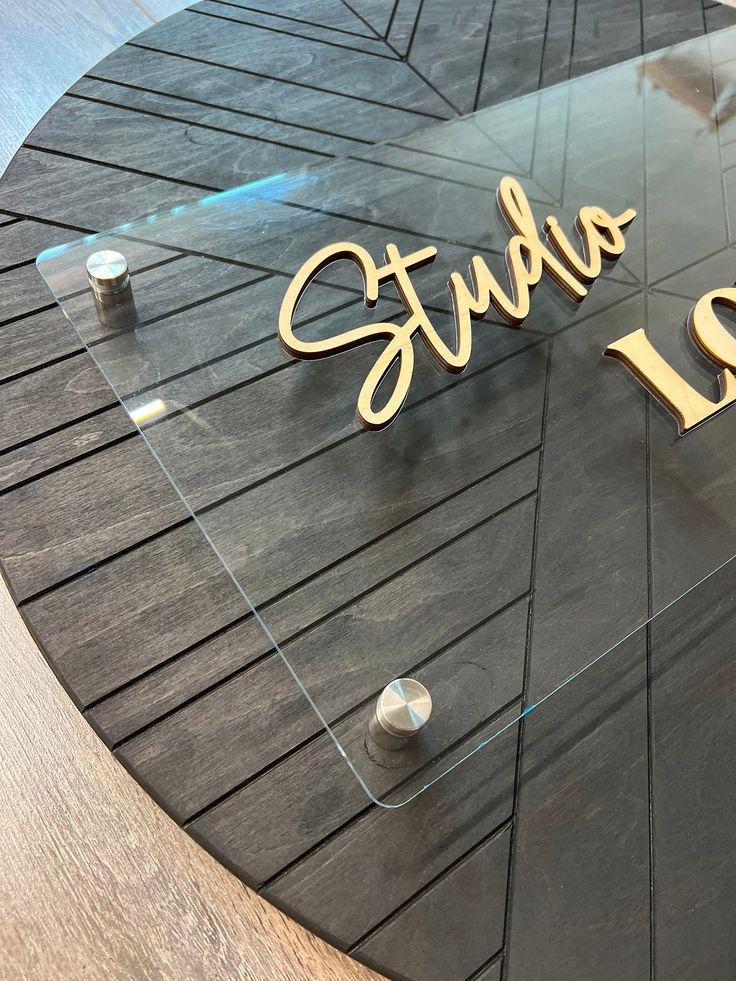 カスタムアクリルビジネスサイン | 屋内屋外ディスプレイ用の