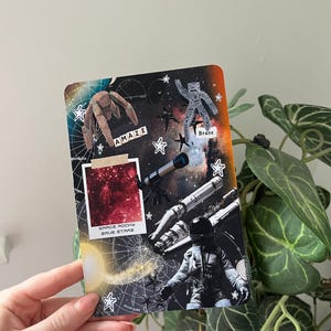 Peut inclure: Un collage sur le thème de l'espace avec des images d'un astronaute, d'un télescope et d'une fusée. Les mots "AMAZE" et "Brave" sont visibles, ainsi qu'une photo avec le texte "GRACE ROCHY TRUE STARS". L'arrière-plan est un mélange d'étoiles et de galaxies.