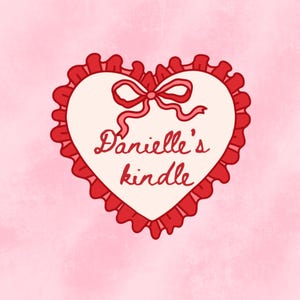 Op de afbeelding: Een hartvormige sticker of afbeelding met een geplooide rode rand, een rode strik aan de bovenkant en de tekst Danielle's kindle in een rood cursief lettertype op een lichtroze achtergrond, tegen een zachte roze textuur.