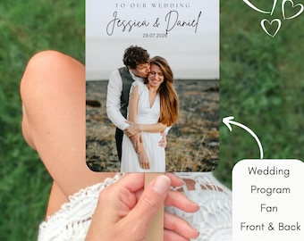 Może przedstawiać: Wachlarz z programem ślubnym z fotografią pary i tekstem "WELCOME TO OUR WEDDING Jessica & Daniel 29.07.2026". Wachlarz jest biały z drewnianą rączką, trzymany przez osobę.