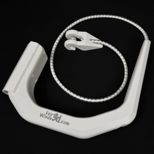 Pode incluir: Uma al&ccedil;a de pl&aacute;stico branca em forma de U com o texto FairWinds3d.com impresso na lateral. Preso &agrave; al&ccedil;a est&aacute; um cord&atilde;o el&aacute;stico tran&ccedil;ado prateado e branco que se conecta a um pequeno gancho de pl&aacute;stico branco de duas pontas.