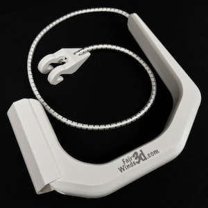 Pode incluir: Um punho de pl&aacute;stico branco com formato curvo e angular, com o texto FairWinds3d.com impresso na lateral. Um cord&atilde;o el&aacute;stico fino, prateado e branco, est&aacute; preso ao punho, apresentando um pequeno gancho de pl&aacute;stico branco na ponta.