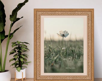 静かなものは耐え忍ぶ 白いポピーの花のウォールアート、ミニマルな自然の引用プリント、柔らかな花柄ポスター、落ち着いた寝室の装飾、デジタルダウンロード