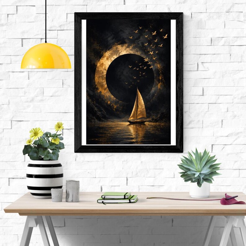Pu&ograve; includere: Una stampa artistica da parete incorniciata raffigurante una barca a vela su acque scure sotto una grande eclissi dorata. Uno stormo di uccelli vola verso l'angolo in alto a destra. La scena &egrave; resa in tonalit&agrave; di nero, oro e marrone scuro.