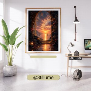 Puede incluir: Una impresi&oacute;n de arte mural rectangular en un marco de madera clara que muestra una escena de atardecer vista a trav&eacute;s de un arco de piedra. La imagen muestra un mar en calma, un velero distante y escalones de piedra que conducen al agua, iluminados por luz naranja.