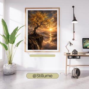 Pu&ograve; includere: Una stampa artistica da parete rettangolare che raffigura un paesaggio con un albero dorato appollaiato sul bordo di una scogliera rocciosa che si affaccia su un tramonto sopra nuvole e montagne. L'opera &egrave; incorniciata in legno chiaro e mostra il testo @Stillume.