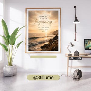 Może przedstawiać: Oprawiony wydruk ścienny przedstawiający zach&oacute;d słońca nad oceanem z tekstem: EVERY DAY IS A NEW beginning. TAKE A DEEP BREATH AND START AGAIN. Obraz ukazuje złote światło odbijające się w falach, skaliste klify oraz małe białe kwiaty na pierwszym planie.