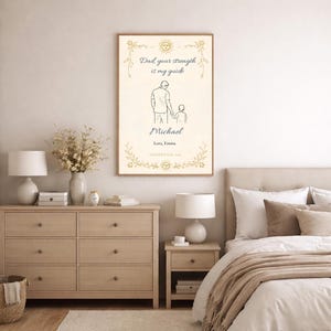 K&ouml;nnte beinhalten: Ein gerahmter Druck mit dem Text "Dad your strength is my guide" und dem Namen "Michael". Der Druck zeigt eine Strichzeichnung eines Vaters und eines Kindes. Der Druck befindet sich in einem Schlafzimmer.