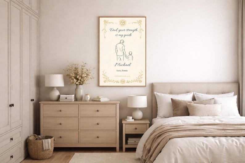 K&ouml;nnte beinhalten: Ein gerahmter Druck mit dem Text "Dad your strength is my guide" und dem Namen "Michael". Der Druck zeigt eine Strichzeichnung eines Vaters und eines Kindes. Der Druck befindet sich in einem Schlafzimmer.