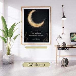 Pode incluir: Uma impress&atilde;o de arte de parede retangular numa moldura de madeira clara com uma lua crescente dourada sobre um fundo preto. O texto diz: She moved through storms like the moon moves through clouds -- without apology. Abaixo: unbothered. radiant. whole.