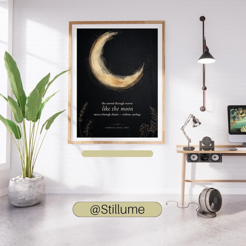 Pode incluir: Uma impress&atilde;o de arte de parede retangular numa moldura de madeira clara com uma lua crescente dourada sobre um fundo preto. O texto diz: She moved through storms like the moon moves through clouds -- without apology. Abaixo: unbothered. radiant. whole.