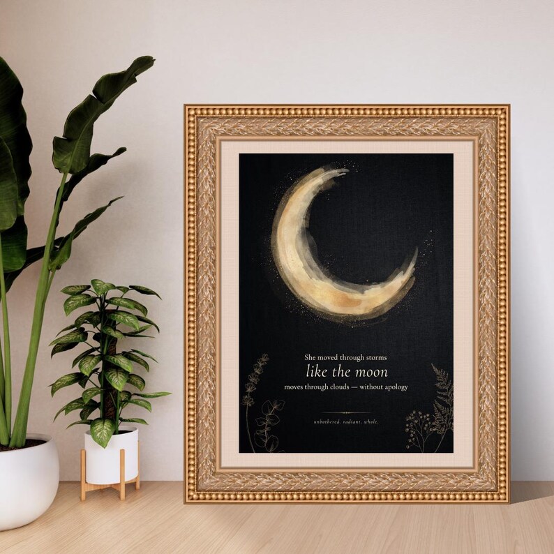 Pode incluir: Uma impress&atilde;o de arte emoldurada com uma lua crescente dourada sobre um fundo preto. O texto diz: She moved through storms like the moon moves through clouds &mdash; without apology, unbothered, radiant, whole. Delicados desenhos bot&acirc;nicos decoram a parte inferior.