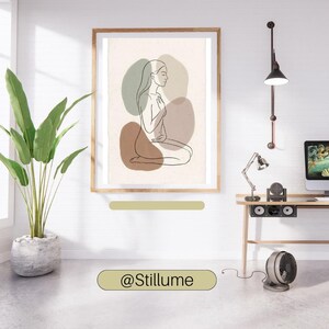 Pu&ograve; includere: Una stampa d'arte incorniciata che presenta un disegno a linee nere di una persona inginocchiata di profilo, su uno sfondo color crema con forme organiche astratte in verde salvia, terracotta e beige. L'opera &egrave; esposta in una cornice di legno.