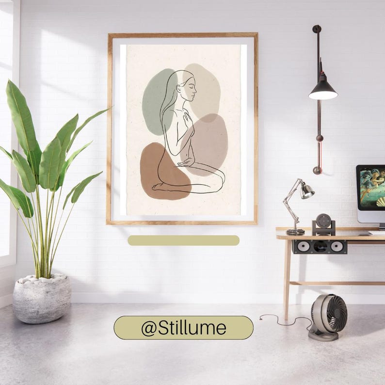 Pu&ograve; includere: Una stampa d'arte incorniciata che presenta un disegno a linee nere di una persona inginocchiata di profilo, su uno sfondo color crema con forme organiche astratte in verde salvia, terracotta e beige. L'opera &egrave; esposta in una cornice di legno.
