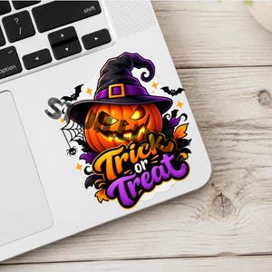 Puede incluir: Una pegatina de vinilo troquelada que muestra una calabaza naranja brillante con un sombrero de bruja morado, rodeada de murci&eacute;lagos negros, una telara&ntilde;a y hojas de oto&ntilde;o, con el texto Trick or Treat en letras naranjas y moradas.