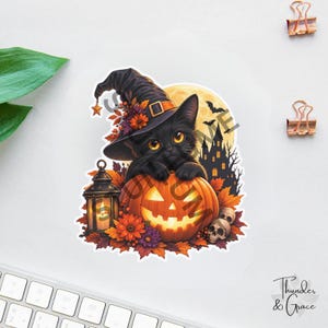 Op de afbeelding: Een sticker met een zwarte kat met een heksenhoed, zittend op een gloeiende pompoen. De afbeelding bevat een lantaarn, herfstbladeren, een volle maan, het silhouet van een spookhuis, vleermuizen en twee schedels in oranje en donkere tinten.