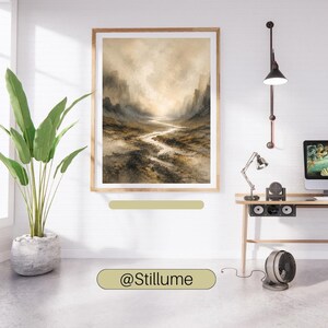 Puede incluir: Una impresi&oacute;n de arte mural de paisaje enmarcada que muestra un r&iacute;o serpenteante a trav&eacute;s de un valle oscuro y sombr&iacute;o con tonos apagados de marr&oacute;n, gris y beige. La obra de arte se exhibe en una pared blanca junto a una planta verde alta.